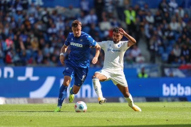 Philipp Foerster Karlsruher SC, 11 in duel with Laurin Ulrich 1 FC Magdeburg, 08 , GER, Karlsruher SC vs 1 FC Magdeburg, 2 Bundesliga, Matchday 7, 2025 2026, 27 09 2025, DFL REGULATIONS PROHIBIT ANY USE OF PHOTOGRAPHS AS IMAGE SEQUENCES AND OR QUASI VIDEO, GER, Karlsruher SC vs 1 FC Magdeburg, 2 Bundesliga, Matchday 7, 2025 2026, 27 09 2025 Karlsruhe Copyright: xEibner-Pressefoto JanxPrihodax EP_JPA