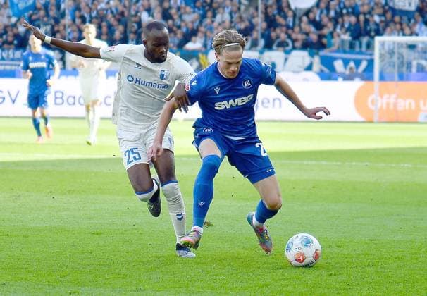 27 09 2025, xhbx, Soccer 2 Bundesliga, Karlsruher SC 1 FC Magdeburg v l Silas Gnaka 1 FC Magdeburg , David Herold Karlsruher SC KSC DFL DFB REGULATIONS PROHIBIT ANY USE OF PHOTOGRAPHS as IMAGE SEQUENCES and or QUASI VIDEO Karlsruhe