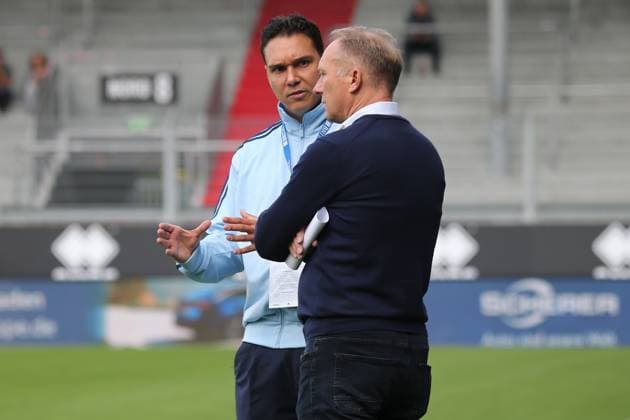 27 09 2025, xmohx, Fußball 3 Liga, SV Wehen Wiesbaden 1 FC Saarbrücken v l Trainer Alois Schwartz 1 FC Saarbruecken Christian Meiser und Sportdiorektor Jürgen Luginger 1 FC Saarbruecken DFL DFB REGULATIONS PROHIBIT ANY USE OF PHOTOGRAPHS as IMAGE SEQUENCES and or QUASI VIDEO Wiesbaden