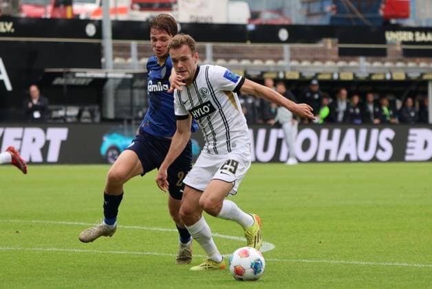 27 09 2025, Football, Men, 2 Bundesliga, Season 2025 2026, SV 07 Elversberg Holstein Kiel, Tom Zimmerschied SV 07 Elversberg , Magnus Knudsen Holstein Kiel Elversberg Ursapharm Arena an der Kaiserlinde Saarland Germany DEU Copyright: xSebastianxBachx