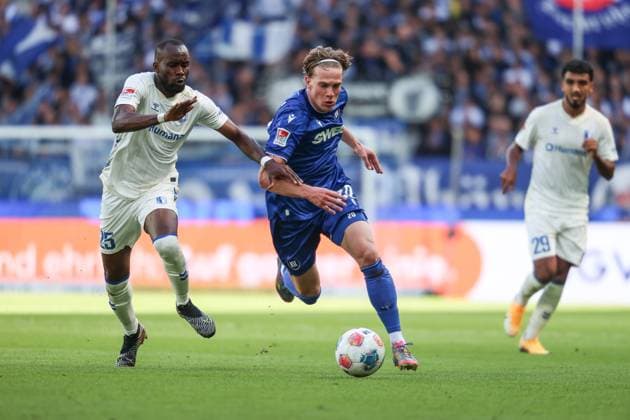 David Herold Karlsruher SC, 20 in duel with Silas Gnaka 1 FC Magdeburg, 25 , GER, Karlsruher SC vs 1 FC Magdeburg, 2 Bundesliga, Matchday 7, 2025 2026, 27 09 2025, DFL REGULATIONS PROHIBIT ANY USE OF PHOTOGRAPHS AS IMAGE SEQUENCES AND OR QUASI VIDEO, GER, Karlsruher SC vs 1 FC Magdeburg, 2 Bundesliga, Matchday 7, 2025 2026, 27 09 2025 Karlsruhe Copyright: xEibner-Pressefoto JanxPrihodax EP_JPA