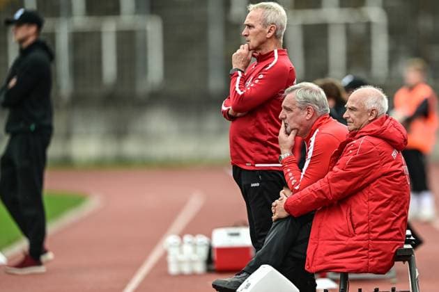 TSV Schwaben Augsburg against SpVgg Unterhaching, Augsburg 27 09 2025 worried coach bench Schwaben , Augsburg, 27 09 2025 11 matchday of the Regionalliga Bayern, TSV Schwaben Augsburg against SpVgg Unterhaching, Augsburg Rosenaustadion Copyright: xBEAUTIFULxSPORTS Märklx