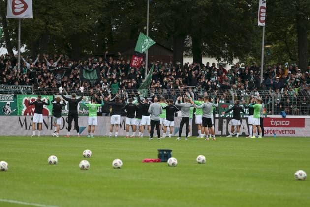 27 09 2025, xjcx, Herren, Fußball, Saison 2025 2026, 3 Liga, 8 Spieltag 1 FC Schweinfurt 1905 TSV Alemannia Aachen The players of 1 FC Schweinfurt 1905 stand in front of the fans, DFL DFB regulations prohibit using photographs as image sequences or quasi video Schweinfurt Sachs Stadion Bayern Germany