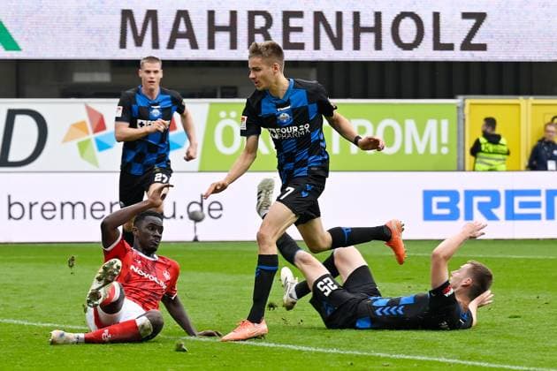 Paderborn, Home Deluxe Arena, 27 09 25, GER, Herren, 2 Bundesliga, Saison 2025 2026, SC Paderborn 07 1 FC Kaiserslautern Bild Maxwell GYAMFI Kaiserslautern foult Tjark SCHELLER Paderborn Rot, rote Karte nach VAR DFL regulations prohibit any use of photographs as image sequences and or quasi video NRW Deutschland