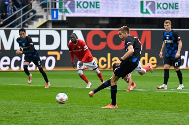 Paderborn, Home Deluxe Arena, 27 09 25, GER, Herren, 2 Bundesliga, Saison 2025 2026, SC Paderborn 07 1 FC Kaiserslautern Bild Torwart Julian KRAHL Kaiserslautern, nicht im Bild wehren Elfmeter von Filip BILBIJA Paderborn abwehrt DFL regulations prohibit any use of photographs as image sequences and or quasi video NRW Deutschland