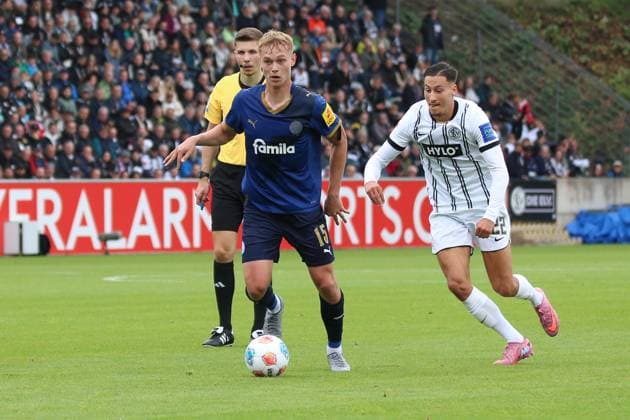 27 09 2025, xpfrx, Soccer 2 Bundesliga, SV Elversberg Holstein Kiel v l Kasper Davidsen Holstein Kiel Younes Ebnoutalib SV Elversberg Zweikampf, Aktion, action, battle for the ball DFL DFB REGULATIONS PROHIBIT ANY USE OF PHOTOGRAPHS as IMAGE SEQUENCES and or QUASI VIDEO Elversberg