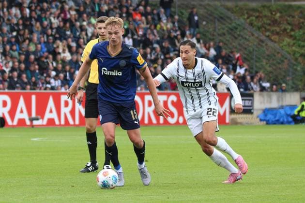 27 09 2025, xpfrx, Soccer 2 Bundesliga, SV Elversberg Holstein Kiel v l Kasper Davidsen Holstein Kiel Younes Ebnoutalib SV Elversberg Zweikampf, Aktion, action, battle for the ball DFL DFB REGULATIONS PROHIBIT ANY USE OF PHOTOGRAPHS as IMAGE SEQUENCES and or QUASI VIDEO Elversberg