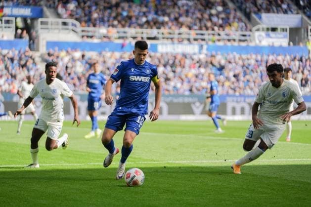 2 Fussball Bundesliga, Karlsruher SC vs 1 FC Magdeburg, 27 09 2025 Marvin Wanitzek Karlsruher SC, 10 der den Ball behauptet 2 Fussball Bundesliga, Karlsruher SC vs 1 FC Magdeburg, BBBank Wildpark Karlsruhe, 27 09 2025 DFB DFL REGULATIONS PROHIBIT ANY USE OF PHOTOGRAPHS AS IMAGE SEQUENCES AND OR QUASI VIDEO Copyright: xBEAUTIFULxSPORTS Boscox