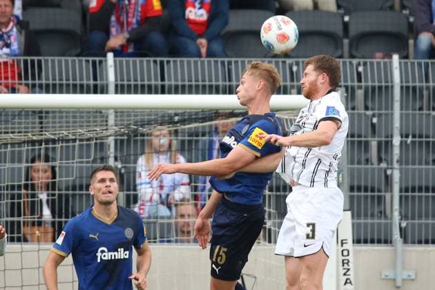 27 09 2025, xpfrx, Soccer 2 Bundesliga, SV Elversberg Holstein Kiel v l Kasper Davidsen Holstein Kiel Florian Le Joncour SV Elversberg Zweikampf, Aktion, action, battle for the ball DFL DFB REGULATIONS PROHIBIT ANY USE OF PHOTOGRAPHS as IMAGE SEQUENCES and or QUASI VIDEO Elversberg