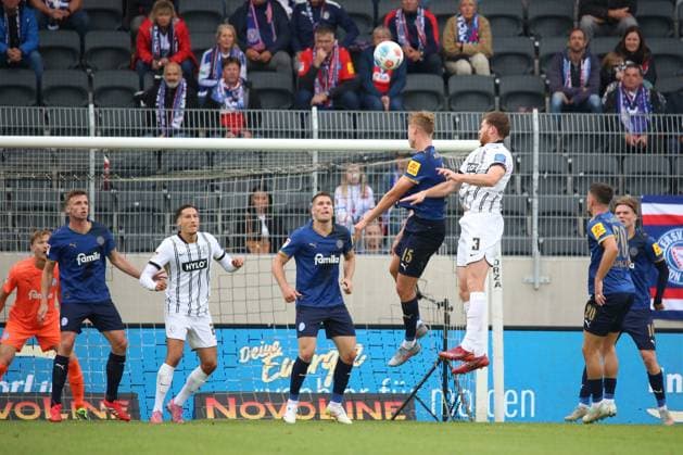 27 09 2025, xpfrx, Soccer 2 Bundesliga, SV Elversberg Holstein Kiel v l Kasper Davidsen Holstein Kiel Florian Le Joncour SV Elversberg Zweikampf, Aktion, action, battle for the ball DFL DFB REGULATIONS PROHIBIT ANY USE OF PHOTOGRAPHS as IMAGE SEQUENCES and or QUASI VIDEO Elversberg