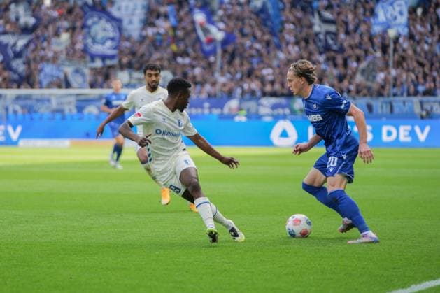 2 Soccer Bundesliga, Karlsruher SC vs 1 FC Magdeburg, 27 09 2025 Duel between Lubambo Musonda 1 FC Magdeburg, 19 and David Herold Karlsruher SC, 20 2 Soccer Bundesliga, Karlsruher SC vs 1 FC Magdeburg, BBBank Wildpark Karlsruhe, 27 09 2025 DFB DFL REGULATIONS PROHIBIT ANY USE OF PHOTOGRAPHS AS IMAGE SEQUENCES AND OR QUASI VIDEO Copyright: xBEAUTIFULxSPORTS Boscox