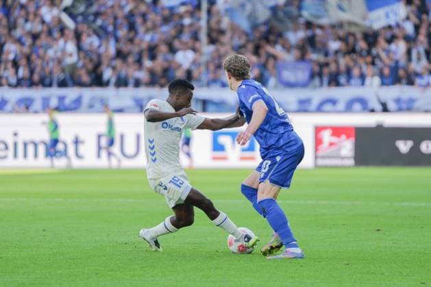 2 Soccer Bundesliga, Karlsruher SC vs 1 FC Magdeburg, 27 09 2025 Duel between Lubambo Musonda 1 FC Magdeburg, 19 and David Herold Karlsruher SC, 20 2 Soccer Bundesliga, Karlsruher SC vs 1 FC Magdeburg, BBBank Wildpark Karlsruhe, 27 09 2025 DFB DFL REGULATIONS PROHIBIT ANY USE OF PHOTOGRAPHS AS IMAGE SEQUENCES AND OR QUASI VIDEO Copyright: xBEAUTIFULxSPORTS Boscox