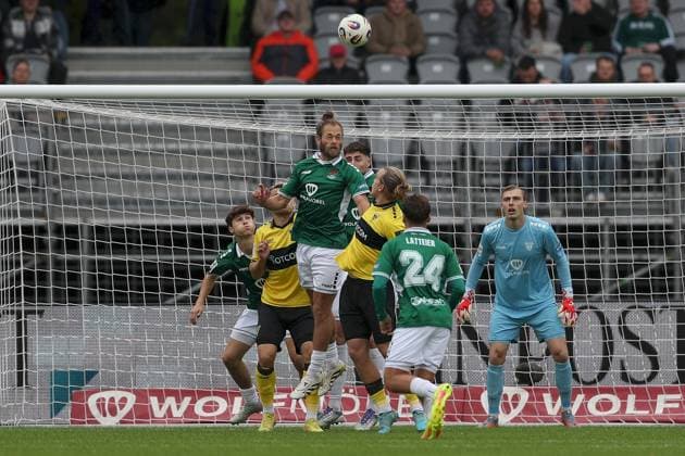 27 09 2025, xjcx, Men, Soccer, Season 2025 2026, 3 Liga, 8 Matchday 1 FC Schweinfurt 1905 TSV Alemannia Aachen Kristian Böhnlein 13, 1 FC Schweinfurt 1905 clears in front of Lars Gindorf 23, Alemannia Aachen , DFL DFB regulations prohibit using photographs as image sequences or quasi video Schweinfurt Sachs Stadion Bayern Germany