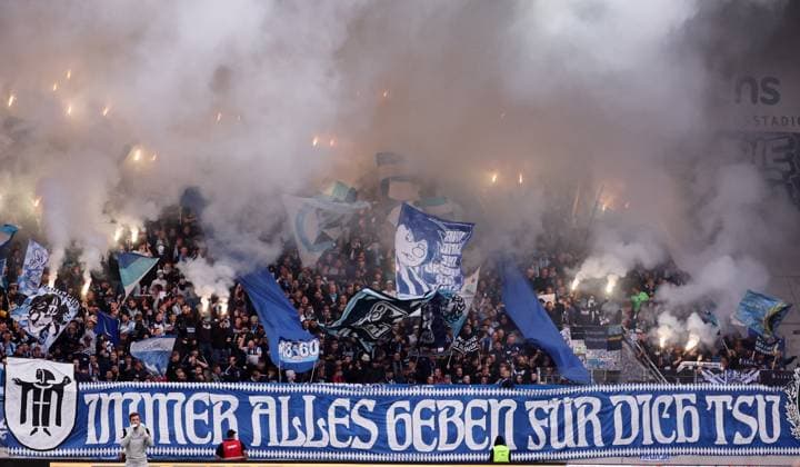 Aue, 27 09 2025, Erzgebirgsstadion, Fußball, 3 Liga, 3 Spieltag FC Erzgebirge Aue vs TSV 1860 München , Im Bild Fans von 1860 München zünden Pyrotechnik , Nur für journalistische Zwecke Only for editorial use , DFB DFL regulations prohibit any use of photographs as image sequences and or quasi video , Picture Point