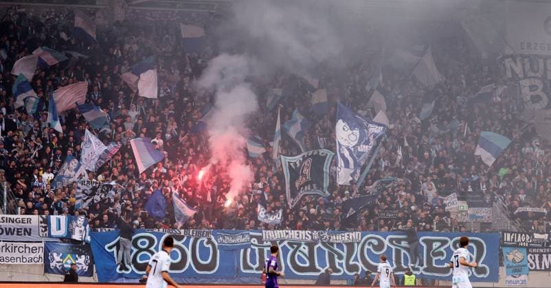 Aue, 27 09 2025, Erzgebirgsstadion, Fußball, 3 Liga, 3 Spieltag FC Erzgebirge Aue vs TSV 1860 München , Im Bild Fans von 1860 München zünden Pyrotechnik , Nur für journalistische Zwecke Only for editorial use , DFB DFL regulations prohibit any use of photographs as image sequences and or quasi video , Picture Point