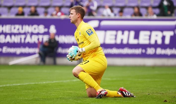 Aue, 27 09 2025, Erzgebirgsstadion, Fußball, 3 Liga, 3 Spieltag FC Erzgebirge Aue vs TSV 1860 München , Im Bild Torwart Thomas Dähne Daehne 21, 1860 , Nur für journalistische Zwecke Only for editorial use , DFB DFL regulations prohibit any use of photographs as image sequences and or quasi video , Picture Point