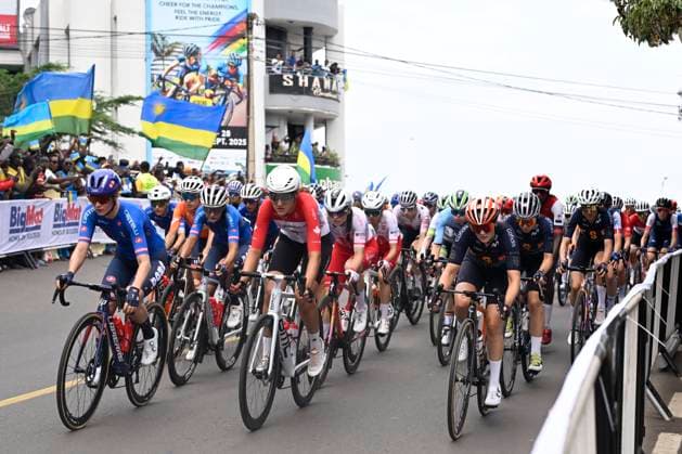 UCI 2025 Road World Championship, WM, Weltmeisterschaft Kigali 27 09 2025 KIGALI, RWANDA - SEPTEMBER 27 : peloton during the Women Elite cycling road race of the UCI Road World Championships 2025 92nd edition an UCI World Championships cycling race of 164.6 km with start in Kigali and finish in Kigali on September 27, 2025 in Kigali, Rwanda, 27 09 2025 Kigali Rwanda  Copyright: xJanxDexMeuleneirx