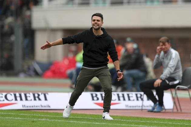 27 09 2025, xjcx, Herren, Fußball, Saison 2025 2026, 3 Liga, 8 Spieltag 1 FC Schweinfurt 1905 TSV Alemannia Aachen Victor Kleinhenz Cheftrainer, 1 FC Schweinfurt 1905 gestikuliert, Arme, Hände, gibt Anweisungen, DFL DFB regulations prohibit using photographs as image sequences or quasi video Schweinfurt Sachs Stadion Bayern Deutschland