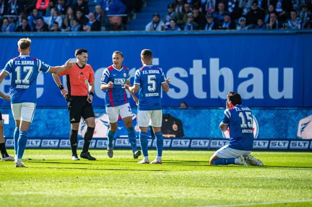 Rostock, Germany 27 September 2025 3 Liga 2025 2026 FC Hansa Rostock vs TSV Havelse In the picture 2 v left referee Justin Hasmann grabs his pocket for the red card for 1 v right Ahmet Gürleyen Guerleyen Hansa Rostock on the ground DFB regulations prohibit any use of photographs as image sequences and or quasi video Copyright: xFotostandx xVoelkerx