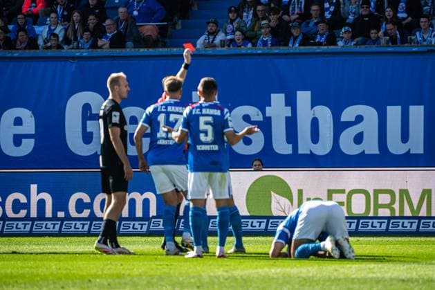 Rostock, Germany 27 September 2025 3 Liga 2025 2026 FC Hansa Rostock vs TSV Havelse In picture 2 v left obscured Referee Justin Hasmann gives red, red card, sending off to 1 v right Ahmet Gürleyen Guerleyen Hansa Rostock on the ground DFB regulations prohibit any use of photographs as image sequences and or quasi video Copyright: xFotostandx xVoelkerx