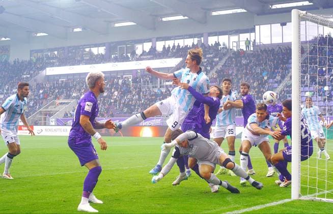 After a Volland corner kick, Aue goalkeeper Martin Männel goes down in the five-meter area in front of Justin Steinkötter Munich, referee Luca Jürgensen does not award the goal Football 3 Liga 2025 26 FC Erzgebirge Aue TSV 1860 Munich on 27 9 2025 Erzgebirge Aue 1860 Munich