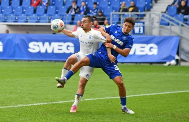 27 09 2025, xhbx, Soccer 2 Bundesliga, Karlsruher SC 1 FC Magdeburg v l Baris Atik 1 FC Magdeburg , Rafael Pinto Pedrosa Karlsruher SC KSC DFL DFB REGULATIONS PROHIBIT ANY USE OF PHOTOGRAPHS as IMAGE SEQUENCES and or QUASI VIDEO Karlsruhe