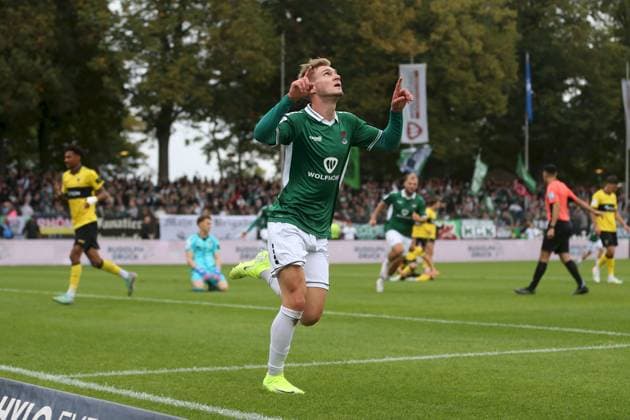 27 09 2025, xjcx, Herren, Fußball, Saison 2025 2026, 3 Liga, 8 Spieltag 1 FC Schweinfurt 1905 TSV Alemannia Aachen Jakob Tranziska 17, 1 FC Schweinfurt 1905 , Torjubel nach dem 1 0, DFL DFB regulations prohibit using photographs as image sequences or quasi video Schweinfurt Sachs Stadion Bayern Deutschland