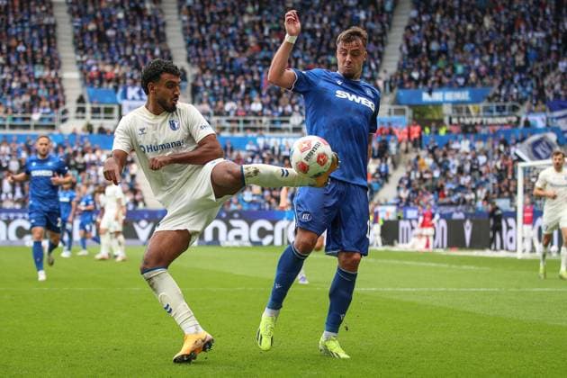 Action on the ball Rayan Ghrieb 1 FC Magdeburg, 29 vs Philipp Foerster Karlsruher SC, 11 , GER, Karlsruher SC vs 1 FC Magdeburg, 2 Bundesliga, Matchday 7, 2025 2026, 27 09 2025, DFL REGULATIONS PROHIBIT ANY USE OF PHOTOGRAPHS AS IMAGE SEQUENCES AND OR QUASI VIDEO, GER, Karlsruher SC vs 1 FC Magdeburg, 2 Bundesliga, Matchday 7, 2025 2026, 27 09 2025 Karlsruhe Copyright: xEibner-Pressefoto JanxPrihodax EP_JPA