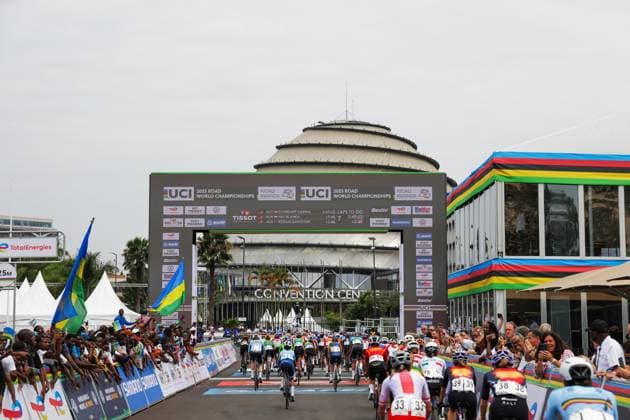 2025 UCI Road World Championships Picture by Alex Whitehead SWpix.com - 27 09 2025 - Cycling - 2025 UCI Road World Championships - Kigali Convention Centre, Kigali, Rwanda - Women Elite Road Race - The peloton passes the finish line outside Kigali Convention Centre Copyright: x xSWpix.comx(t axPhotographyxHubxLtd)xAlexxWhitehead SWpix.comx SWP-3030-7959
