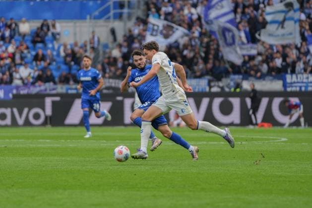 2 Soccer Bundesliga, Karlsruher SC vs 1 FC Magdeburg, 27 09 2025 Max Geschwill 1 FC Magdeburg, 28 am Ball 2 Soccer Bundesliga, Karlsruher SC vs 1 FC Magdeburg, BBBank Wildpark Karlsruhe, 27 09 2025 DFB DFL REGULATIONS PROHIBIT ANY USE OF PHOTOGRAPHS AS IMAGE SEQUENCES AND OR QUASI VIDEO Copyright: xBEAUTIFULxSPORTS Boscox