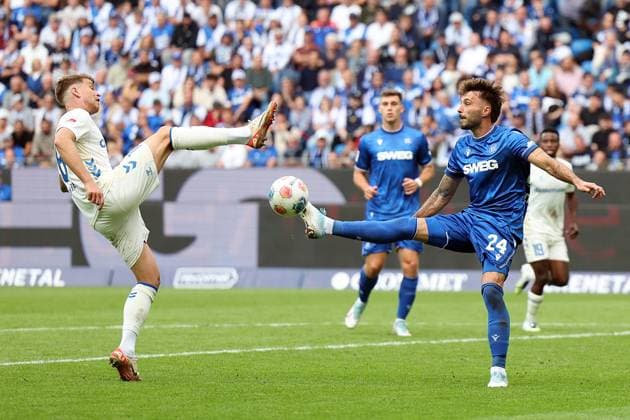 27 09 2025, xrekx, Fußball 2 Bundesliga, Karlsruher SC 1 FC Magdeburg v l Marcus Mathisen 1 FC Magdeburg Fabian Schleusener Karlsruher SC Zweikampf, Aktion, action, battle for the ball DFL DFB REGULATIONS PROHIBIT ANY USE OF PHOTOGRAPHS as IMAGE SEQUENCES and or QUASI VIDEO Karlsruhe