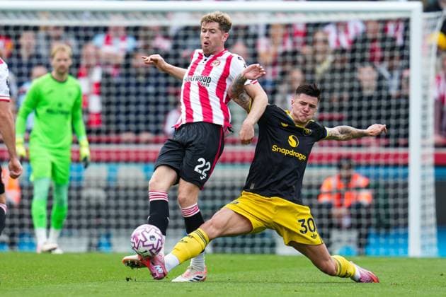 Premier League Brentford v Manchester United, ManU Nathan Collins of Brentford and Benjamin Seiko of Manchester United battle during the Premier League match Brentford vs Manchester United at The Gtech Community Stadium, London, United Kingdom, 27th September 2025 (Photo by Harvey Murphy News Images) Copyright: xHarveyxMurphy NewsxImagesx