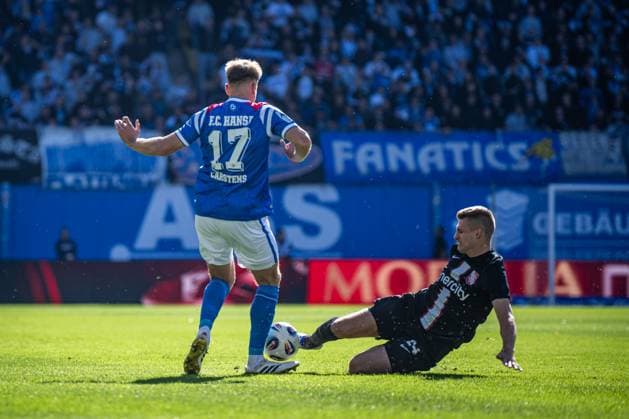 Rostock, Germany 27 September 2025 3 Liga 2025 2026 FC Hansa Rostock vs TSV Havelse In the picture from left in a duel Florian Carstens Hansa Rostock and Noah Plume TSV Havelse DFB regulations prohibit any use of photographs as image sequences and or quasi video Copyright: xFotostandx xVoelkerx