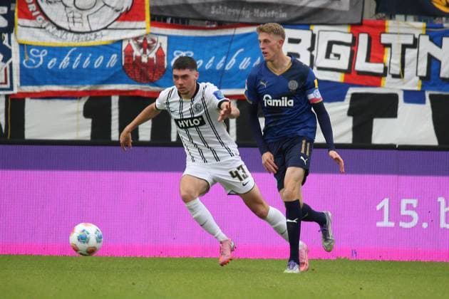 27 09 2025, xpfrx, Soccer 2 Bundesliga, SV Elversberg Holstein Kiel v l Felix Keidel SV Elversberg Alexander Bernhardsson Holstein Kiel Zweikampf, Aktion, action, battle for the ball DFL DFB REGULATIONS PROHIBIT ANY USE OF PHOTOGRAPHS as IMAGE SEQUENCES and or QUASI VIDEO Elversberg