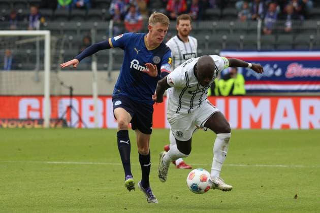 27 09 2025, xpfrx, Soccer 2 Bundesliga, SV Elversberg Holstein Kiel v l Alexander Bernhardsson Holstein Kiel Amara Conde SV Elversberg Zweikampf, Aktion, action, battle for the ball DFL DFB REGULATIONS PROHIBIT ANY USE OF PHOTOGRAPHS as IMAGE SEQUENCES and or QUASI VIDEO Elversberg
