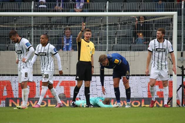 27 09 2025, xpfrx, Fußball 2 Bundesliga, SV Elversberg Holstein Kiel v l Nicolas Kristof SV Elversberg verletzt, Verletzung, Schmerz, Schmerzen Phil Harres Holstein Kiel Schiedsrichter Referee Felix Wagner DFL DFB REGULATIONS PROHIBIT ANY USE OF PHOTOGRAPHS as IMAGE SEQUENCES and or QUASI VIDEO Elversberg