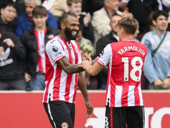 Brentford, London, England, September 27, 2025: Brentford s Igor Thiago (left) celebrates scoring his side s second goal with team-mate Yehor Yarmolyuk (right) during the Premier League match between Brentford F.C. and Manchester United, ManU F.C. at the Gtech Community Stadium in Brentford, London, England. (Photo by David Horton Sports Press Photo) Copyright: xDavidxHorton SportsxPressxPhotox Sportspressphoto_SPR32910