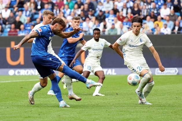 27 09 2025, xrekx, Soccer 2 Bundesliga, Karlsruher SC 1 FC Magdeburg v l Goal kick Fabian Schleusener Karlsruher SC DFL DFB REGULATIONS PROHIBIT ANY USE OF PHOTOGRAPHS as IMAGE SEQUENCES and or QUASI VIDEO Karlsruhe