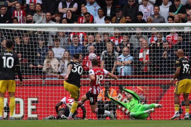 Brentford FC v Manchester United, ManU FC, Premier League Manchester United forward Benjamin Sesko (30) shoots and scores a goal 2-1 during the Brentford FC v Manchester United FC Premier League Match at the Gtech Community Stadium, London, England, United Kingdom on 27 September 2025 Credit: Sally Rawlins Every Second Media Editorial use only. All images are copyright Every Second Media Limited. No images may be reproduced without prior permission. All rights reserved. Premier League and Football League images are subject to licensing agreements with Football DataCo Limited. see https: www.football-dataco.com Copyright: xIMAGO EveryxSecondxMediax ESM-1597-0037 SallyxRawlinsx xEveryxSecondxMediax