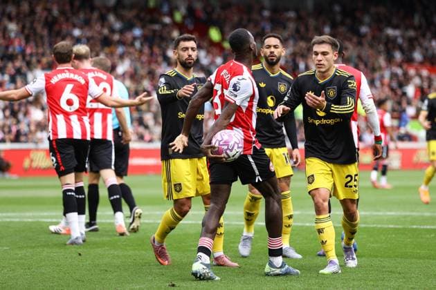 Brentford - Manchester United 27. September 2025, London Premier League Fußball Brentford - Manchester United Bruno Fernandes von Manchester United und Manuel Ugarte von Manchester United versuchen, Michael Kayode von Brentford nach einem Tor den Ball abzunehmen Foto Jacques Feeney Abseits London UK  Copyright: xJacquesxFeeneyx xOffsidexOffside