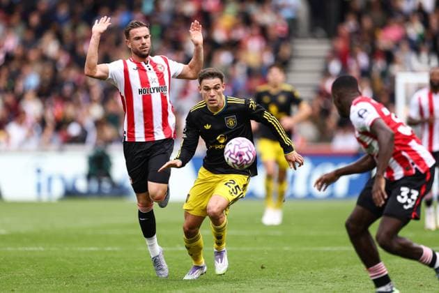 Brentford gegen Manchester United 27. September 2025, London Premier League Fußball Brentford gegen Manchester United Manuel Ugarte von Manchester United und Jordan Henderson von Brentford Foto Jacques Feeney Abseits London UK  Copyright: xJacquesxFeeneyx xOffsidexOffside