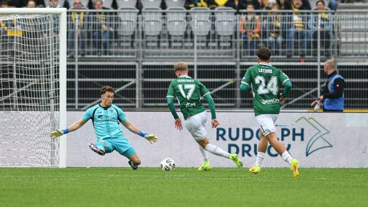 -1.FC 1905 Schweinfurt vs. Alemannia Aachen, Sachs-Stadion Football, 3. Liga -1.FC 1905 Schweinfurt vs. Alemannia Aachen 27 Sep 2025 Sachs-Stadion , Schweinfurt, Germany Image: Jakob Tranziska (Schweinfurt) out dribbles GK Jonas Olschowsky (Alemannia Aachen) to put the 1:09 goal into the empty net. DFL REGULATIONS PROHIBIT ANY USE OF PHOTOGRAPHS AS IMAGE SEQUENCES AND OR QUASI-VIDEO Schweinfurt Sachs-Stadion Bayern Germany Copyright: xPresseFotoxEvansx