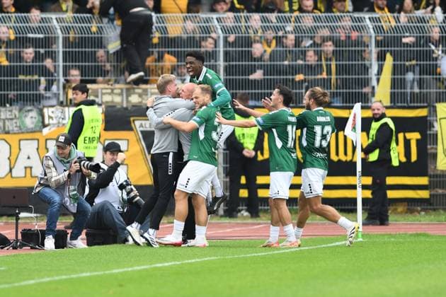 -1.FC 1905 Schweinfurt vs. Alemannia Aachen, Sachs-Stadion Football, 3. Liga -1.FC 1905 Schweinfurt vs. Alemannia Aachen 27 Sep 2025 Sachs-Stadion , Schweinfurt, Germany Image: Jakob Tranziska (Schweinfurt) celebrates his goal to the 1:0 with his teammates. DFL REGULATIONS PROHIBIT ANY USE OF PHOTOGRAPHS AS IMAGE SEQUENCES AND OR QUASI-VIDEO Schweinfurt Sachs-Stadion Bayern Germany Copyright: xPresseFotoxEvansx