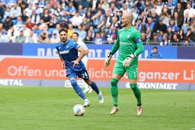 27 09 2025, xrekx, Soccer 2 Bundesliga, Karlsruher SC 1 FC Magdeburg v l Fabian Schleusener Karlsruher SC Dominik Reimann 1 FC Magdeburg DFL DFB REGULATIONS PROHIBIT ANY USE OF PHOTOGRAPHS as IMAGE SEQUENCES and or QUASI VIDEO Karlsruhe