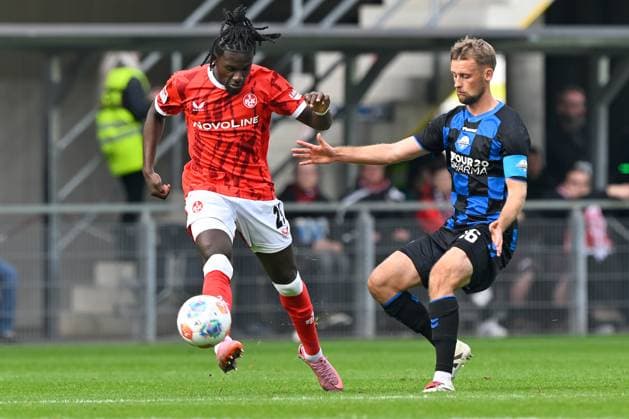 Paderborn, Home Deluxe Arena, 27 09 25, GER, Herren, 2 Bundesliga, Saison 2025 2026, SC Paderborn 07 1 FC Kaiserslautern Bild v li im Zweikampf Richmond TACHIE Kaiserslautern und Sebastian KLAAS Paderborn DFL regulations prohibit any use of photographs as image sequences and or quasi video NRW Deutschland