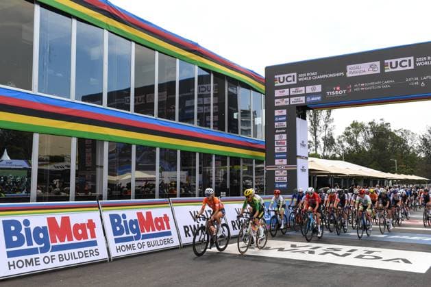 2025 UCI Road World Championships Picture by Simon Wilkinson SWpix.com - 27 09 2025 - Cycling - 2025 UCI Road World Championships - Kigali Convention Centre, Kigali, Rwanda - Women Elite Road Race - The peloton, BigMat, Finish Gantry Copyright: x xSWpix.comx(t axPhotographyxHubxLtd)xSimonxWilkinson SWpix.comx SWP-3030-7976