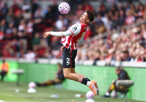Brentford v Manchester United, ManU English Premier League, Gtech Community Stadium, London, UK - 27 09 2025 Aaron Hickey of Brentford controls the ball during the Premier League home game against Manchester United London The Gtech Community Stadium London GBR, UK NEWSPAPERS OUT Copyright: xMarkxGreenwoodx
