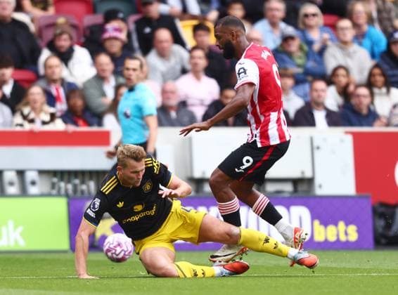 Brentford v Manchester United, ManU English Premier League, Gtech Community Stadium, London, UK - 27 09 2025 Igor Thiago of Brentford is tackled by Matthijs de Ligt of Manchester United London The Gtech Community Stadium London GBR, UK NEWSPAPERS OUT Copyright: xMarkxGreenwoodx