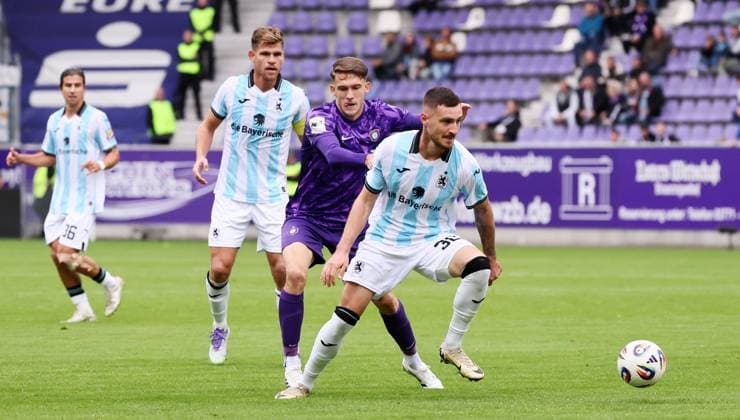 Aue, 27 09 2025, Erzgebirgsstadion, Fußball, 3 Liga, 3 Spieltag FC Erzgebirge Aue vs TSV 1860 München , In the picture from left Florian Niederlechner 7, 1860 , Pascal Fallmann 17, Aue , Maximilian Wolfram 30, 1860 , Nur für journalistische Zwecke Only for editorial use , DFB DFL regulations prohibit any use of photographs as image sequences and or quasi video , Picture Point