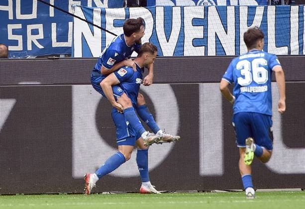 27 09 2025, xhbx, Fußball 2 Bundesliga, Karlsruher SC 1 FC Magdeburg v l Torjubel, Goal celebration, celebrate the goal 1 0 durch Christoph Kobald Karlsruher SC KSC DFL DFB REGULATIONS PROHIBIT ANY USE OF PHOTOGRAPHS as IMAGE SEQUENCES and or QUASI VIDEO Karlsruhe